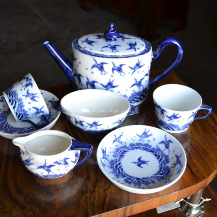 Elegantní kávový keramický servis s modře malovanými jeřáby, značeno Minton