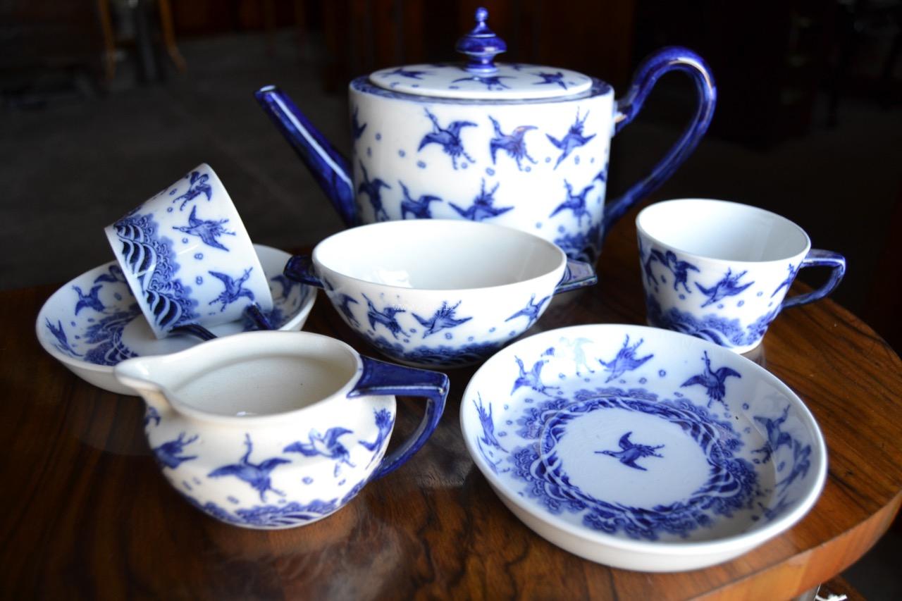 Elegantní kávový keramický servis s modře malovanými jeřáby, značeno Minton