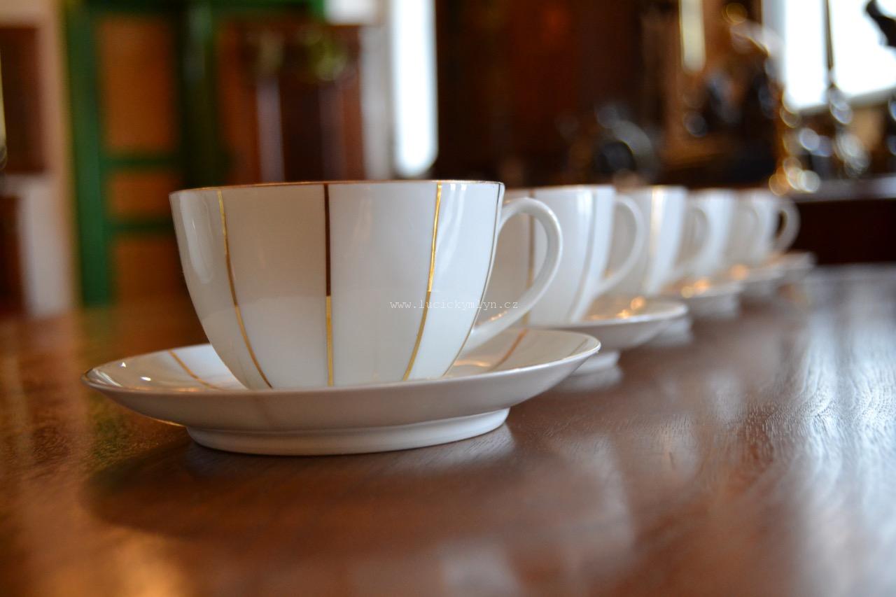 Bílý elegantní čajový nebo kávový servis pro 5 osob