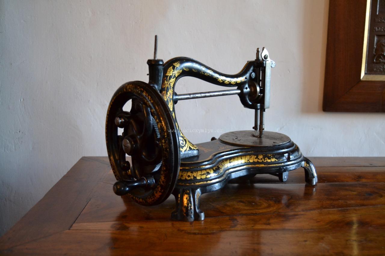 Krásný starožitný šicí stroj