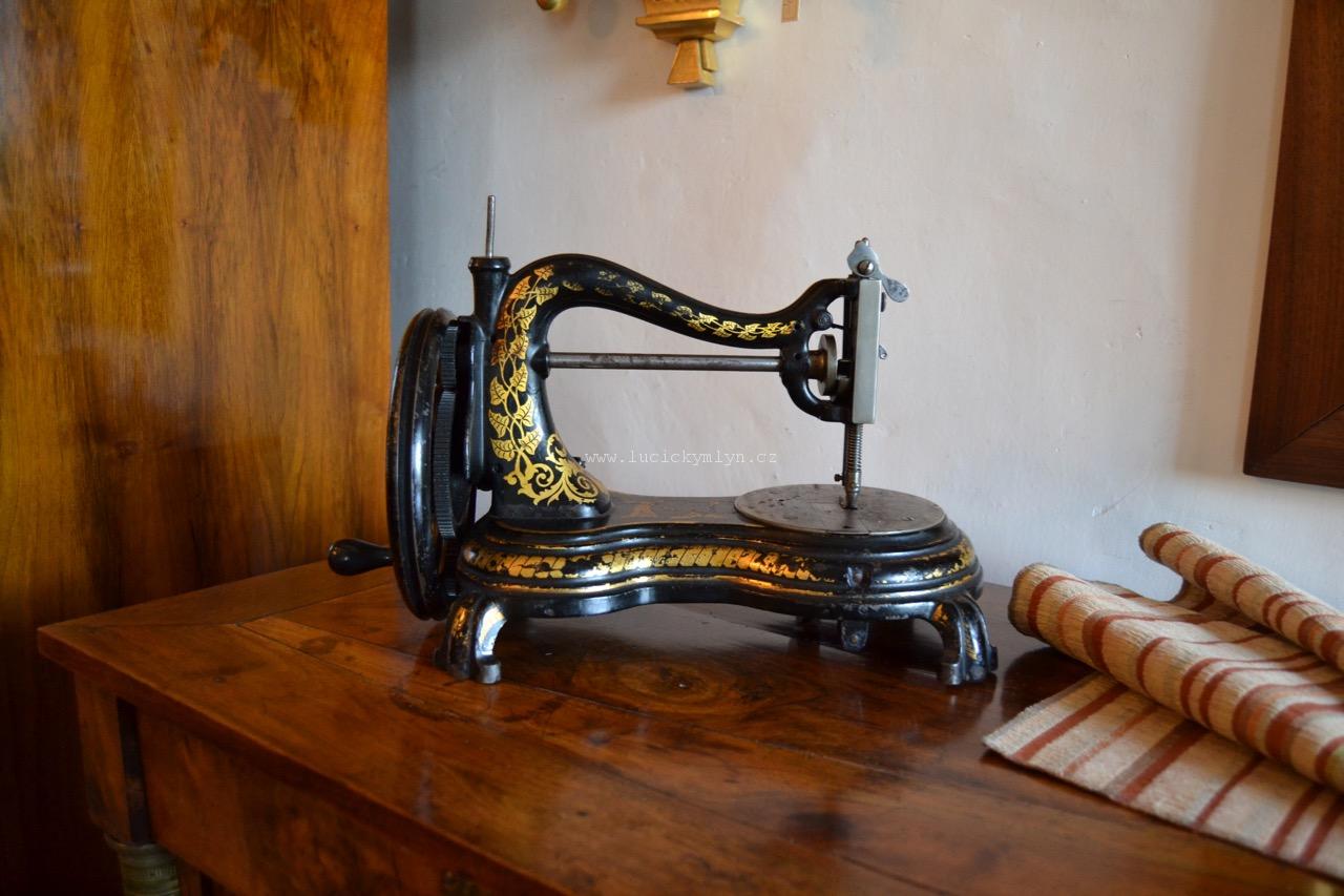 Krásný starožitný šicí stroj