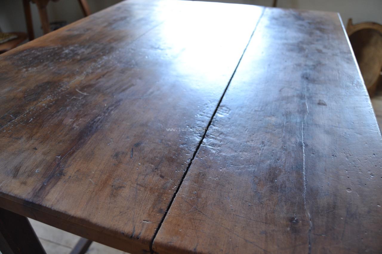 Lidový trnožový stůl z poloviny 19. stol.