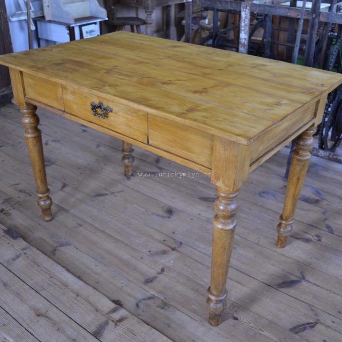 Starý soustružený stůl z měkkého dřeva
