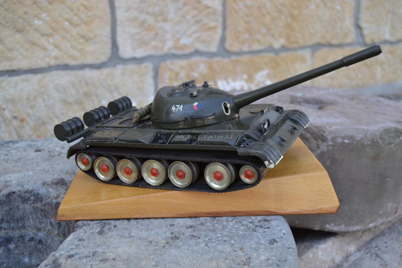 Model tanku na dřevěném podstavci