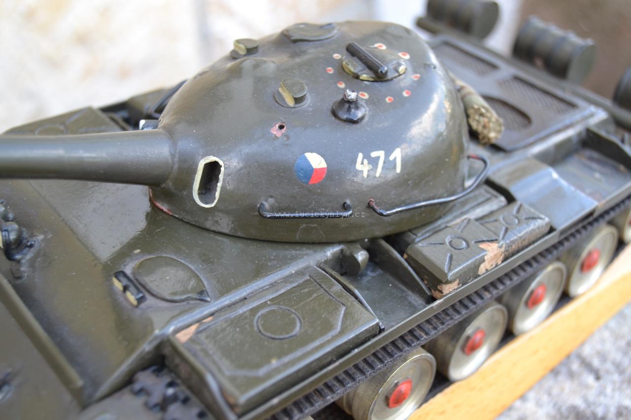 Model tanku na dřevěném podstavci