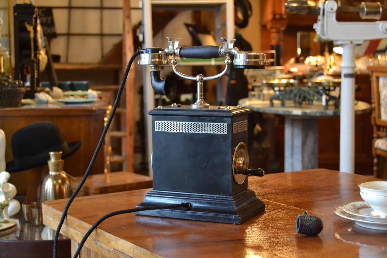 Originální starožitný telefon z první třetiny 20 stol.