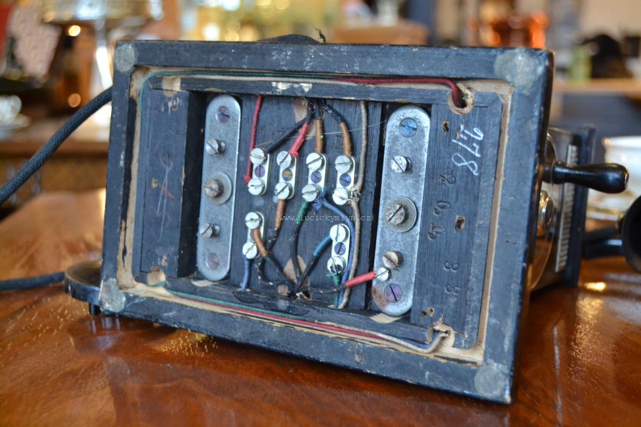 Originální starožitný telefon z první třetiny 20 stol.