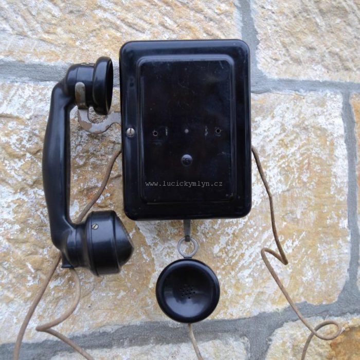 Nástěnný starožitný telefon