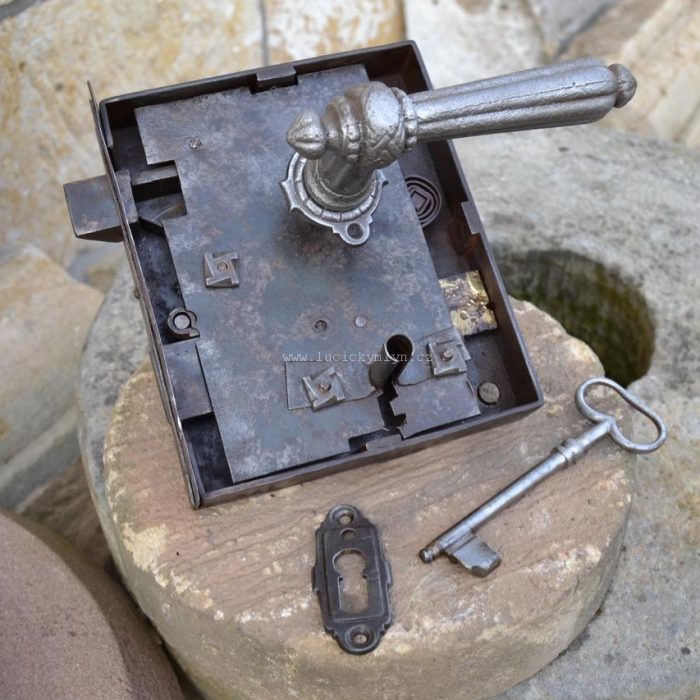 Krabicový dveřní zámek se štítkem, klikami a funkčním klíčem