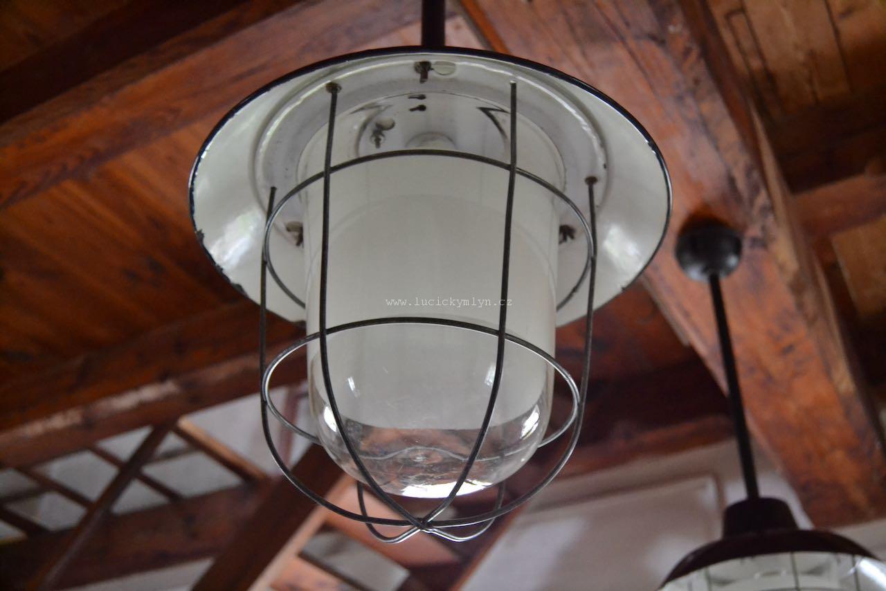 Kvalitní industriální stropní lampa s delším trubkovým závěsem, 1 ks