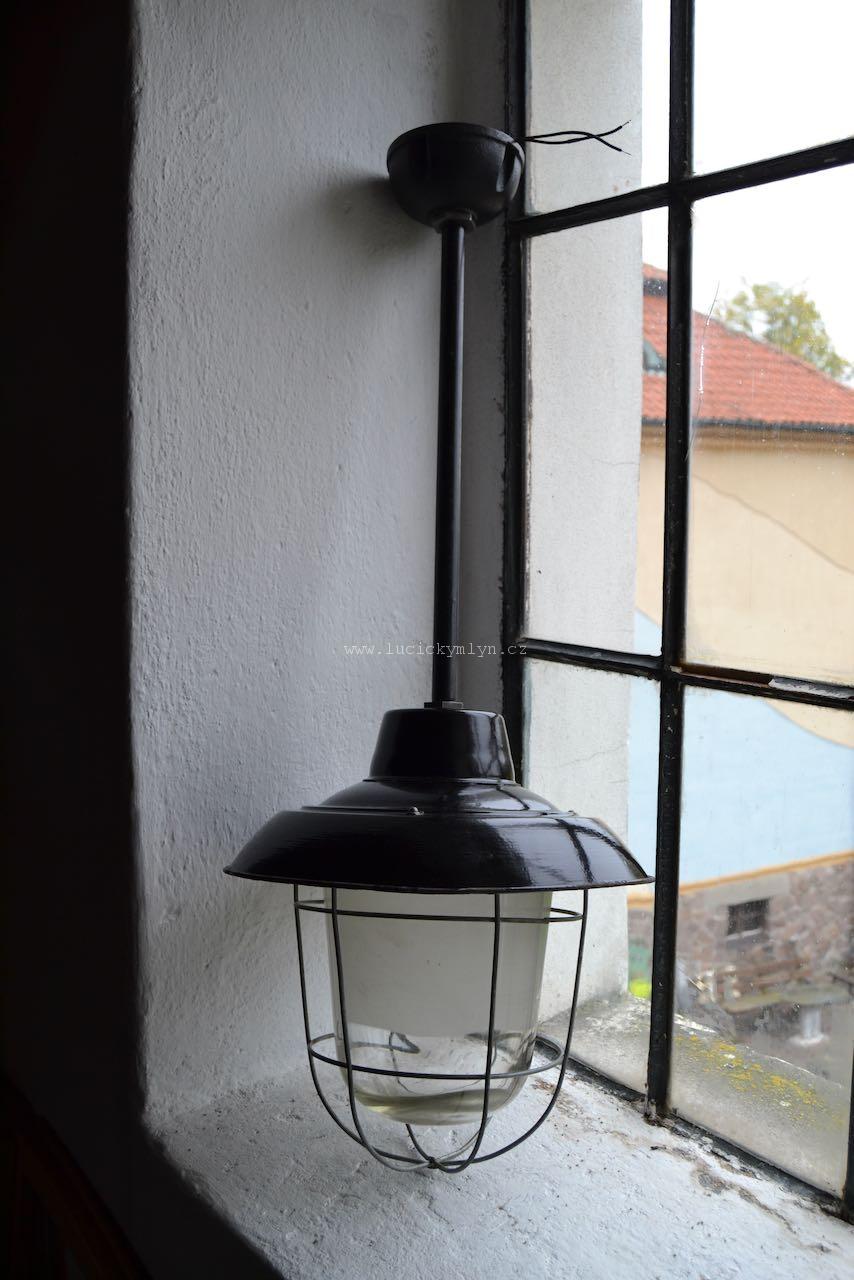 Kvalitní industriální stropní lampa s delším trubkovým závěsem, 1 ks