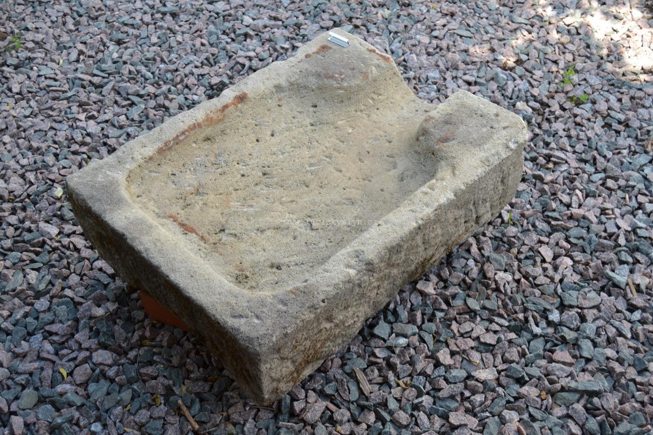 Kamenný odtokový sběrač - výpust od venkovské pumpy