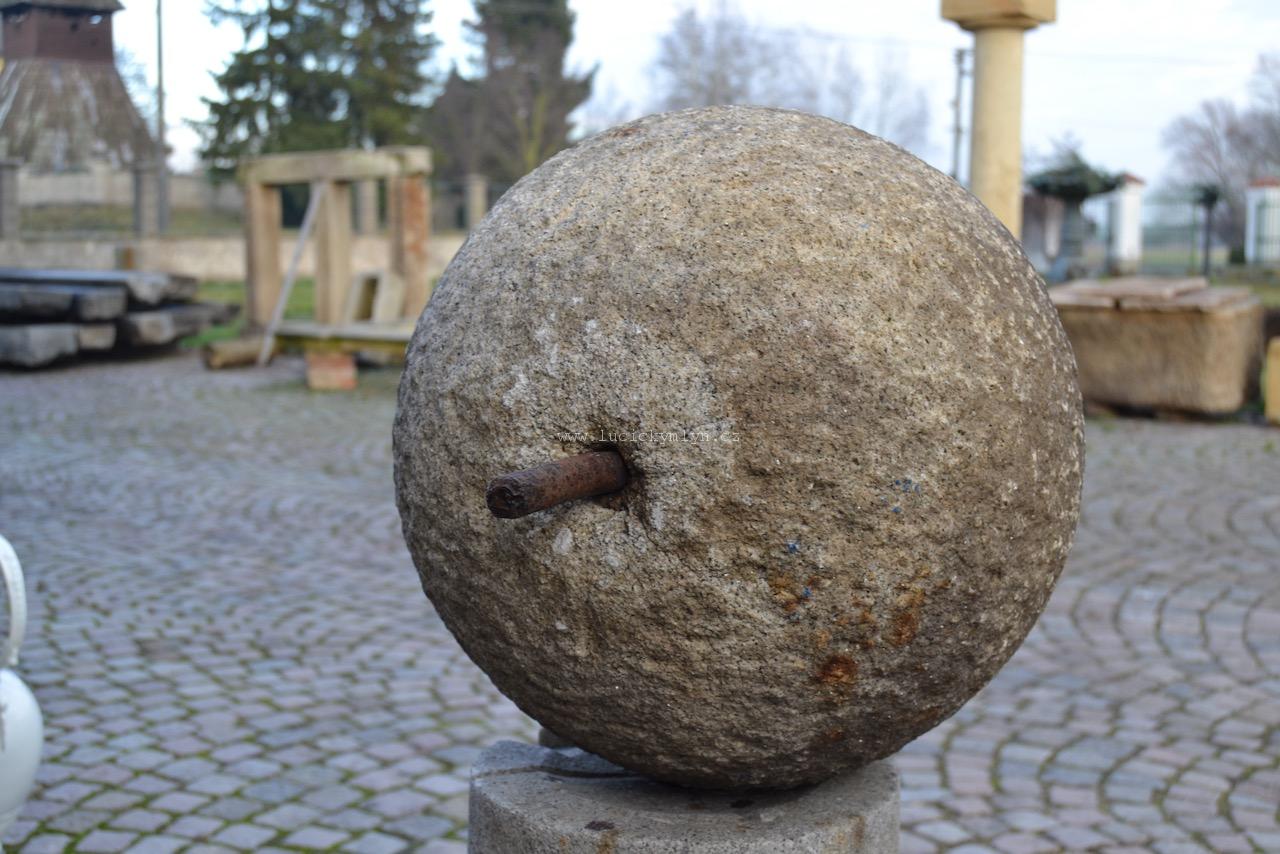 Velká starožitná žulová koule průměr 37 cm