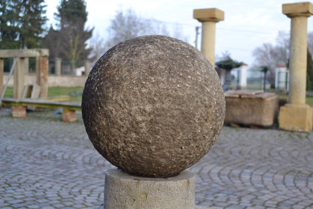 Velká starožitná žulová koule průměr 37 cm