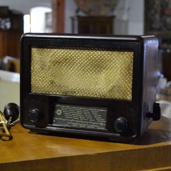 Dobové bakelitové rádio