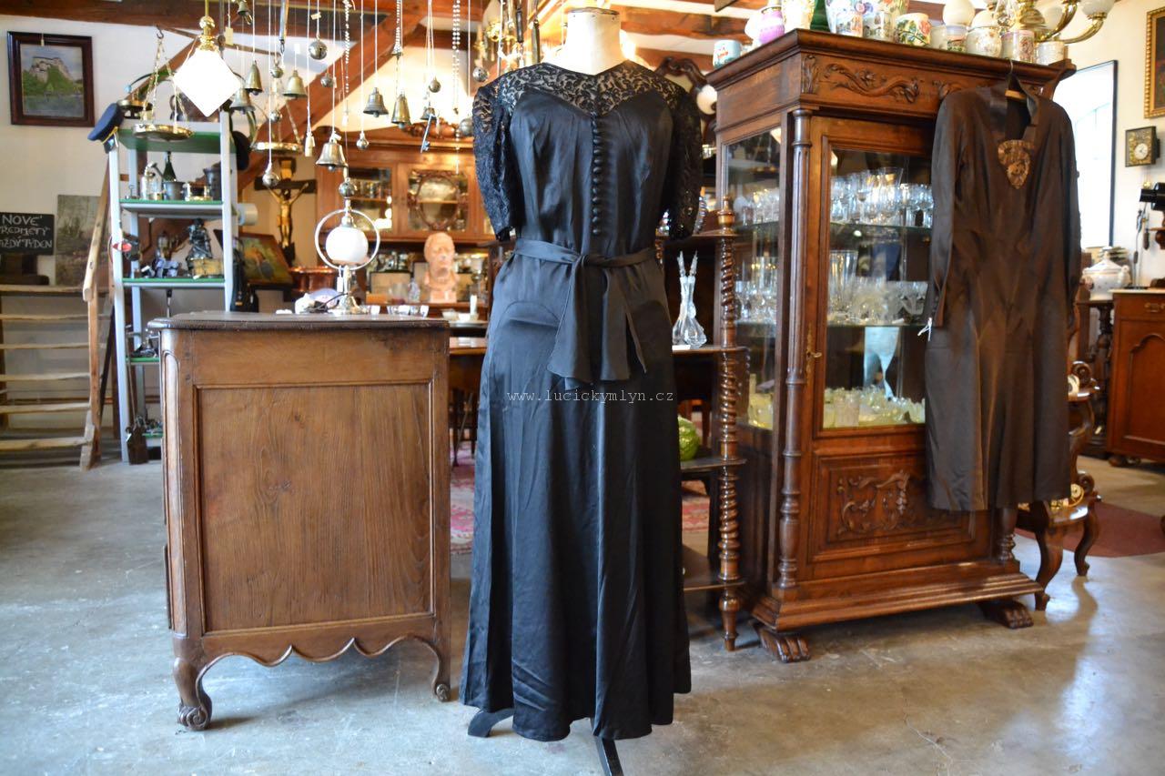 Černé dámské šaty z první třetiny 20. století