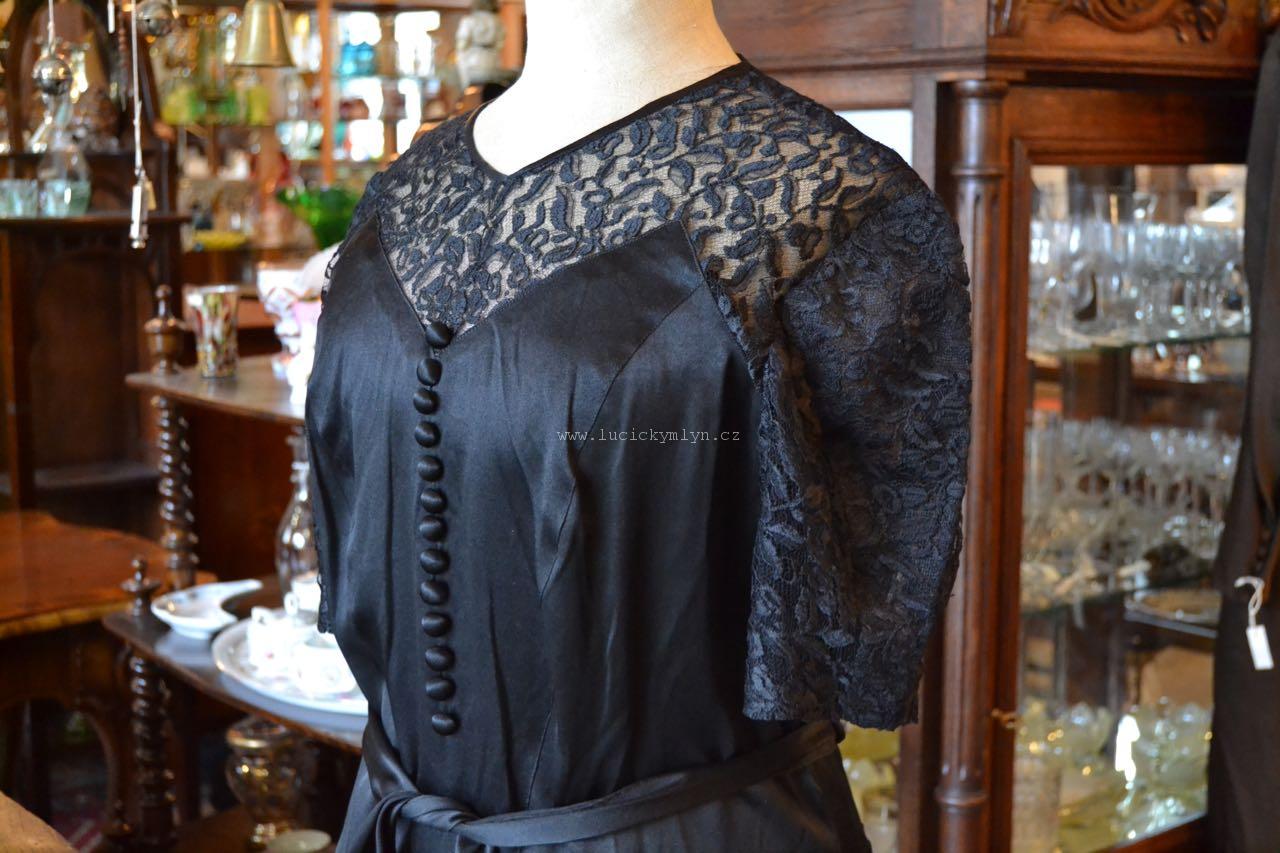 Černé dámské šaty z první třetiny 20. století