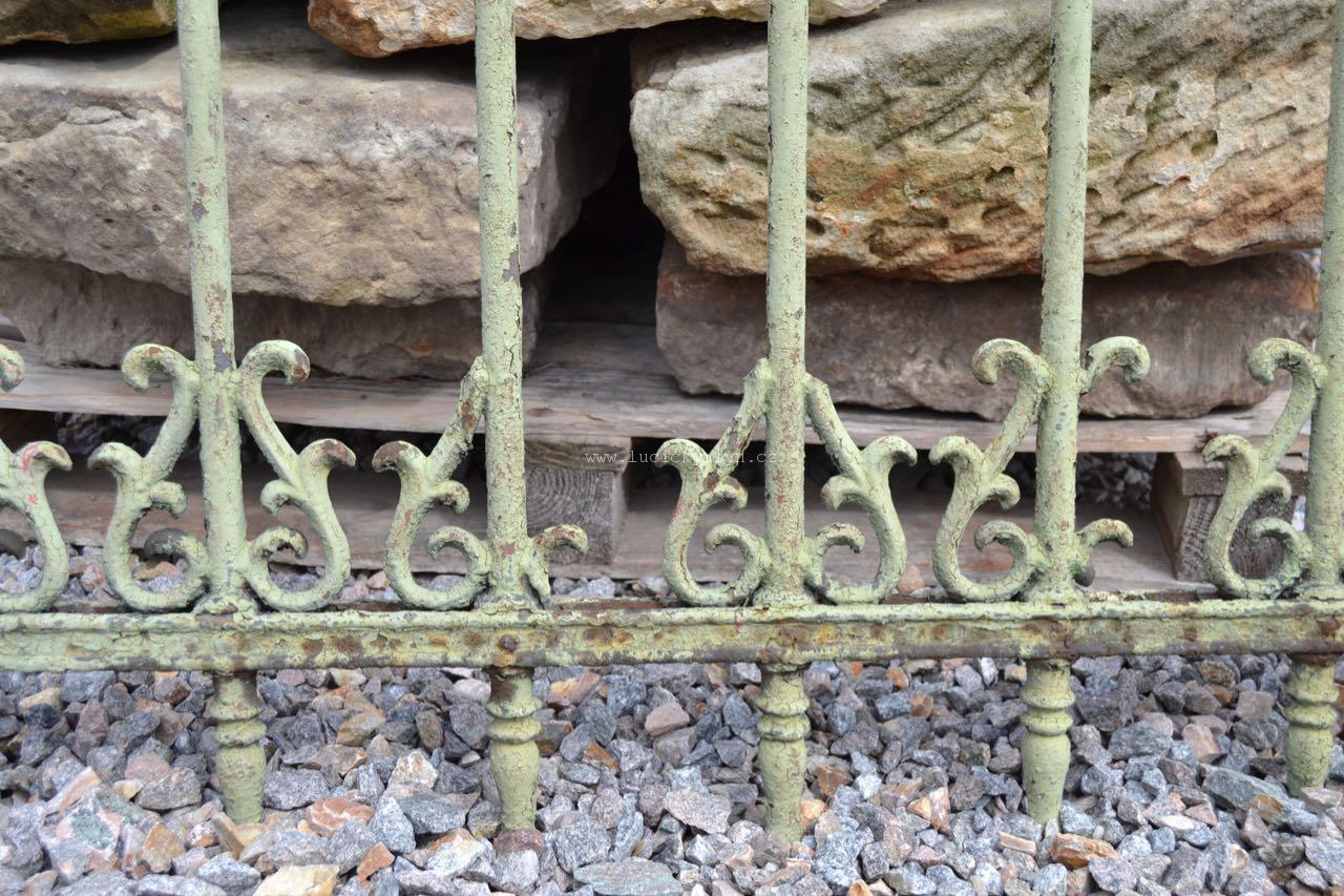 Staré ozdobné plotové dílce z litiny a ocele