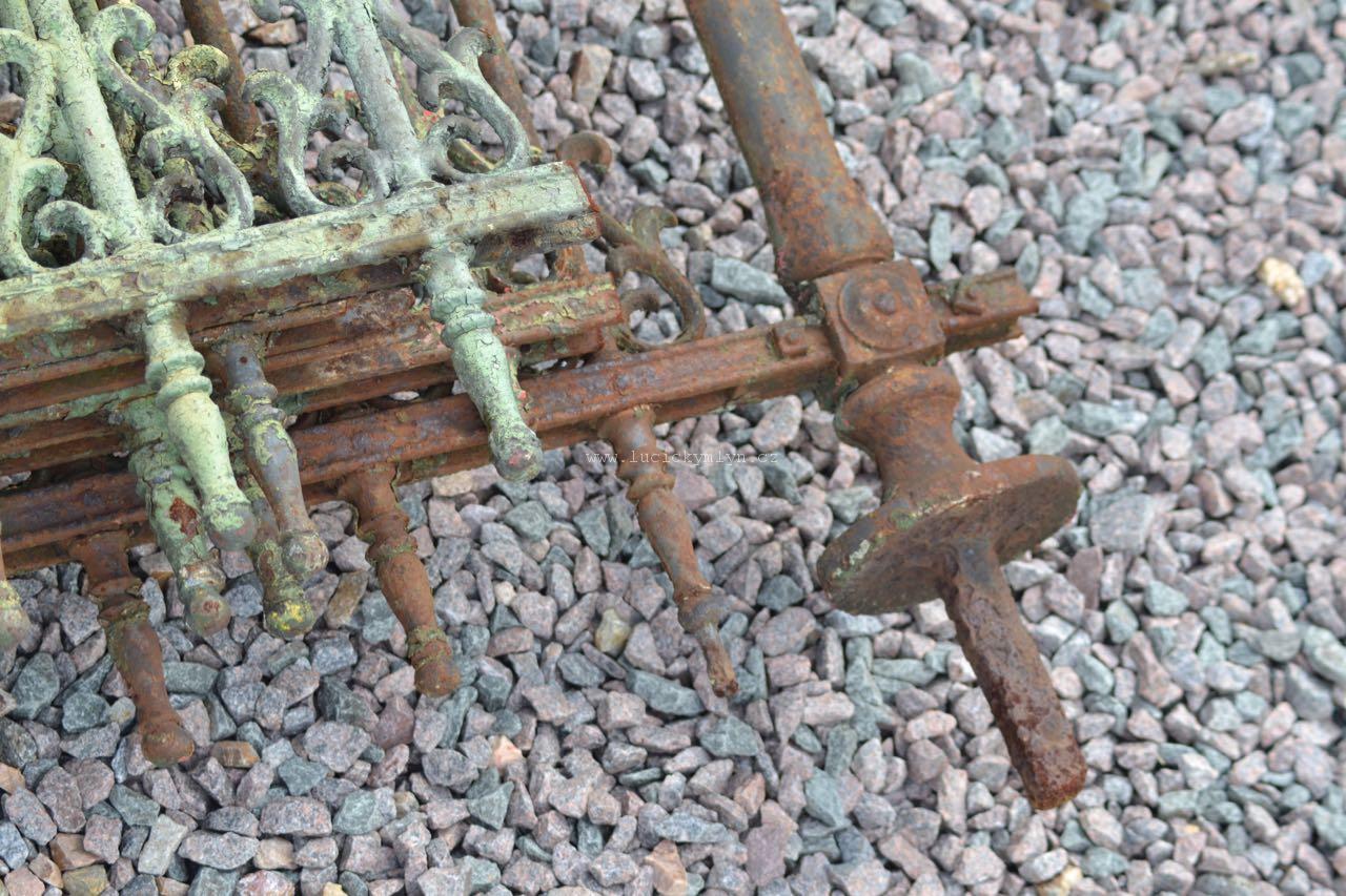 Staré ozdobné plotové dílce z litiny a ocele