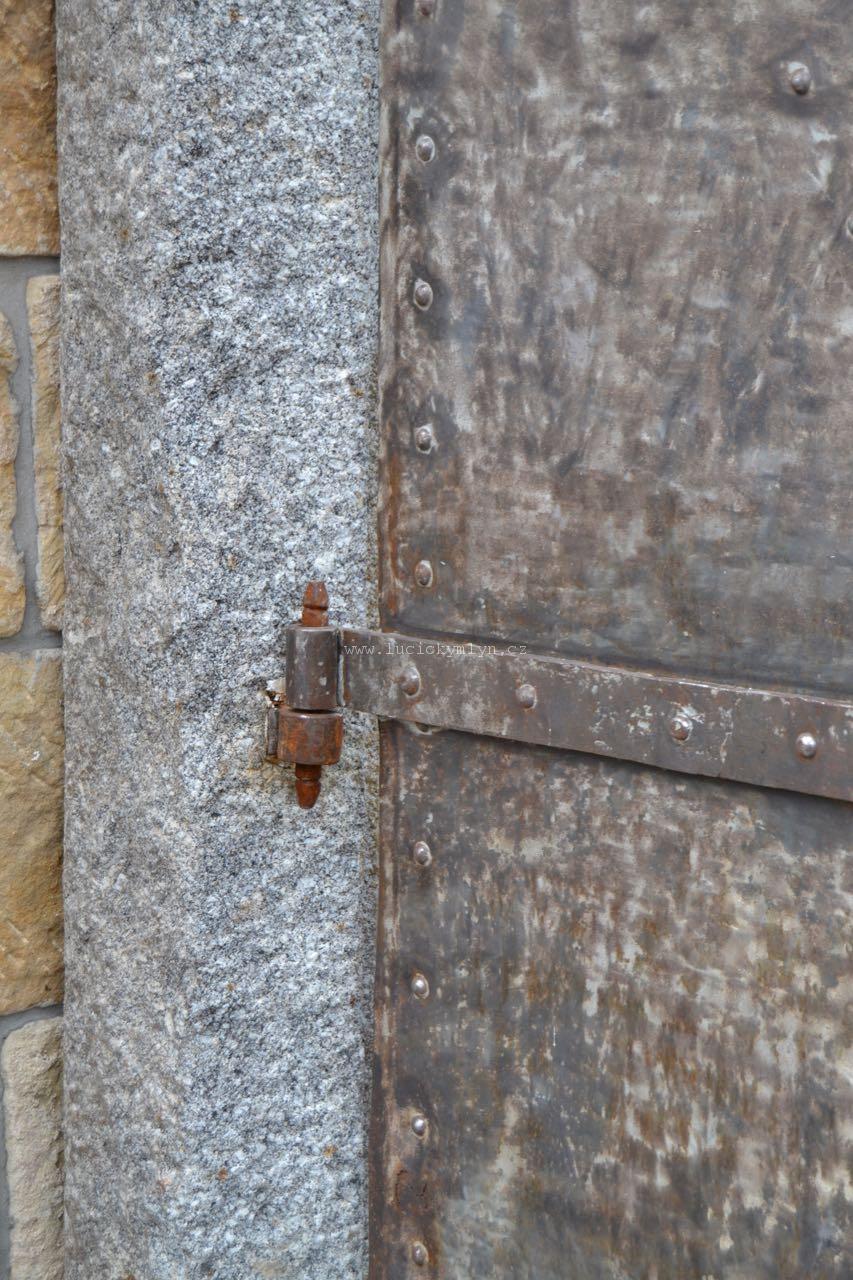 Původní žulové ostění i s ocelovými dveřmi