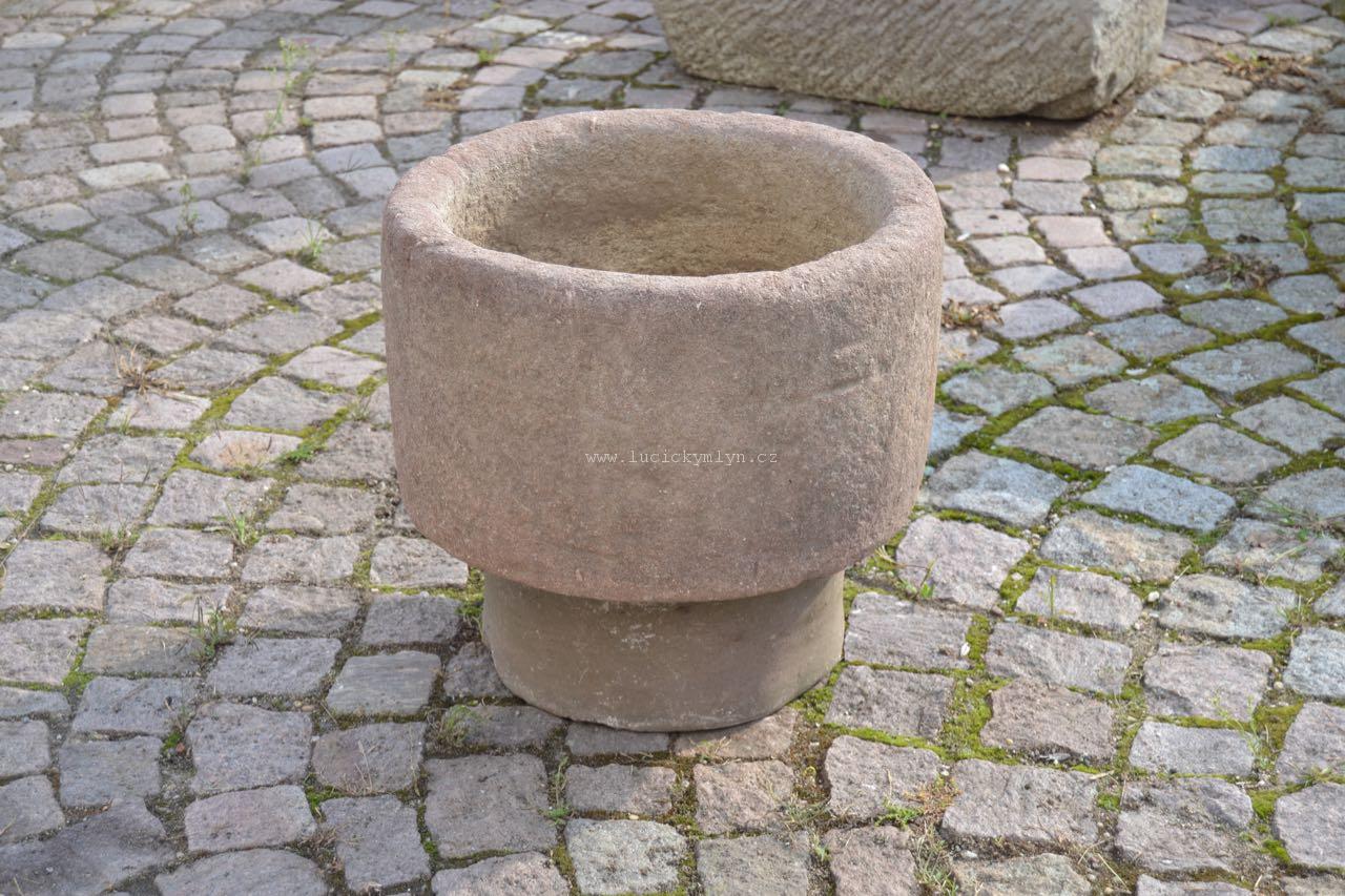 Kamenná fontánka či pítko pro ptáky