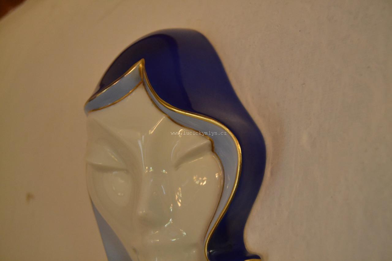 Reliéf - obličej dámy s modrými vlasy