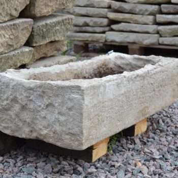 Ručně sekané kamenné koryto z opukového masivu, 83,5 cm