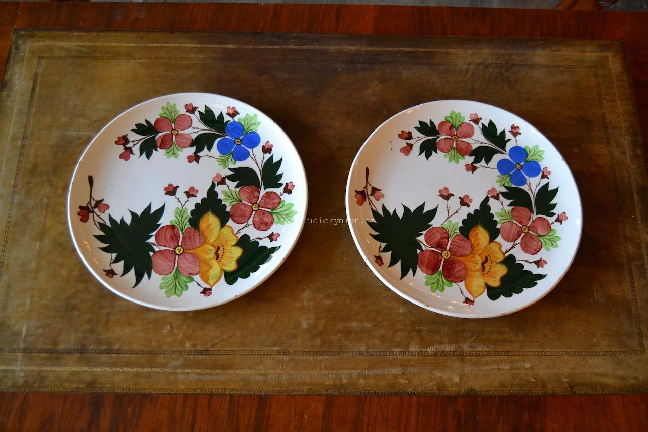Závěsné malované talíře z konce 19. století, 2 kusy