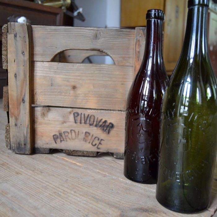 Přepravní bedýnka starého Pardubického pivovaru se dvěma původními láhvemi