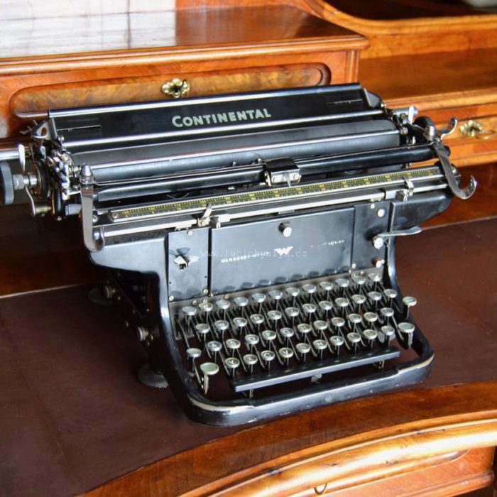 Historický psací stroj značky Continental