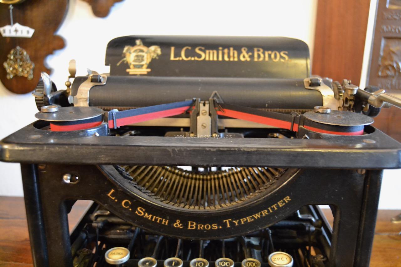 Psací stroj z první třetiny 20. stol. s označením L.C.SMITH & BROS