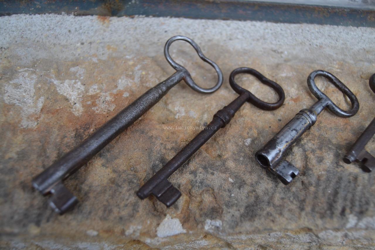 Kolekce starých klíčů z 18. a 19. století