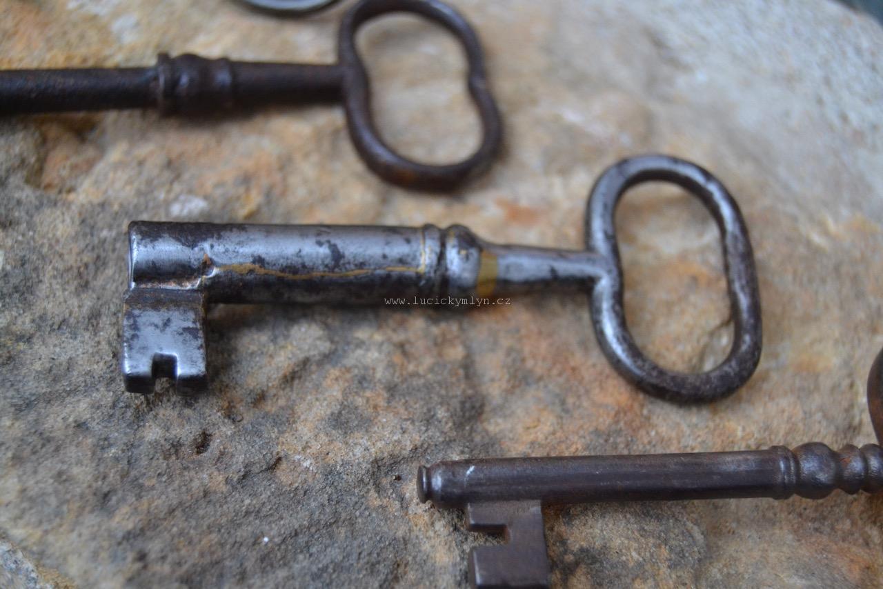 Kolekce starých klíčů z 18. a 19. století