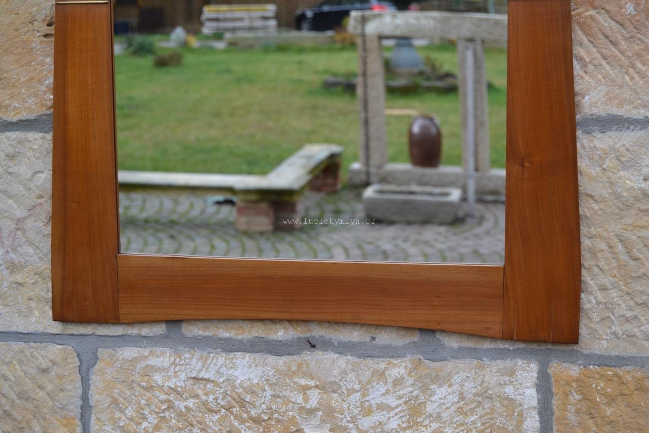 Zrcadlo v širším secesním rámu z třešňového dřeva