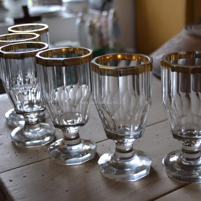 Sada šesti silnostěnných broušených skleniček zvaných Grogovky