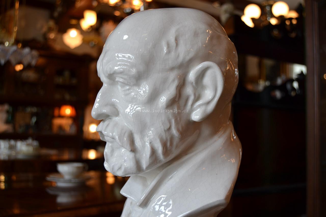 Busta Aloise Jiráska z bíle glazované keramiky