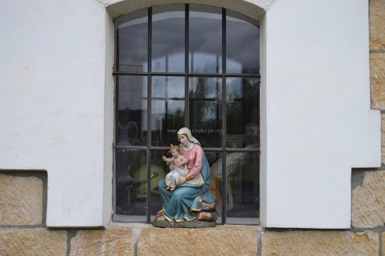 Řezaná soška sedící Madony s žehnajícím Ježíškem