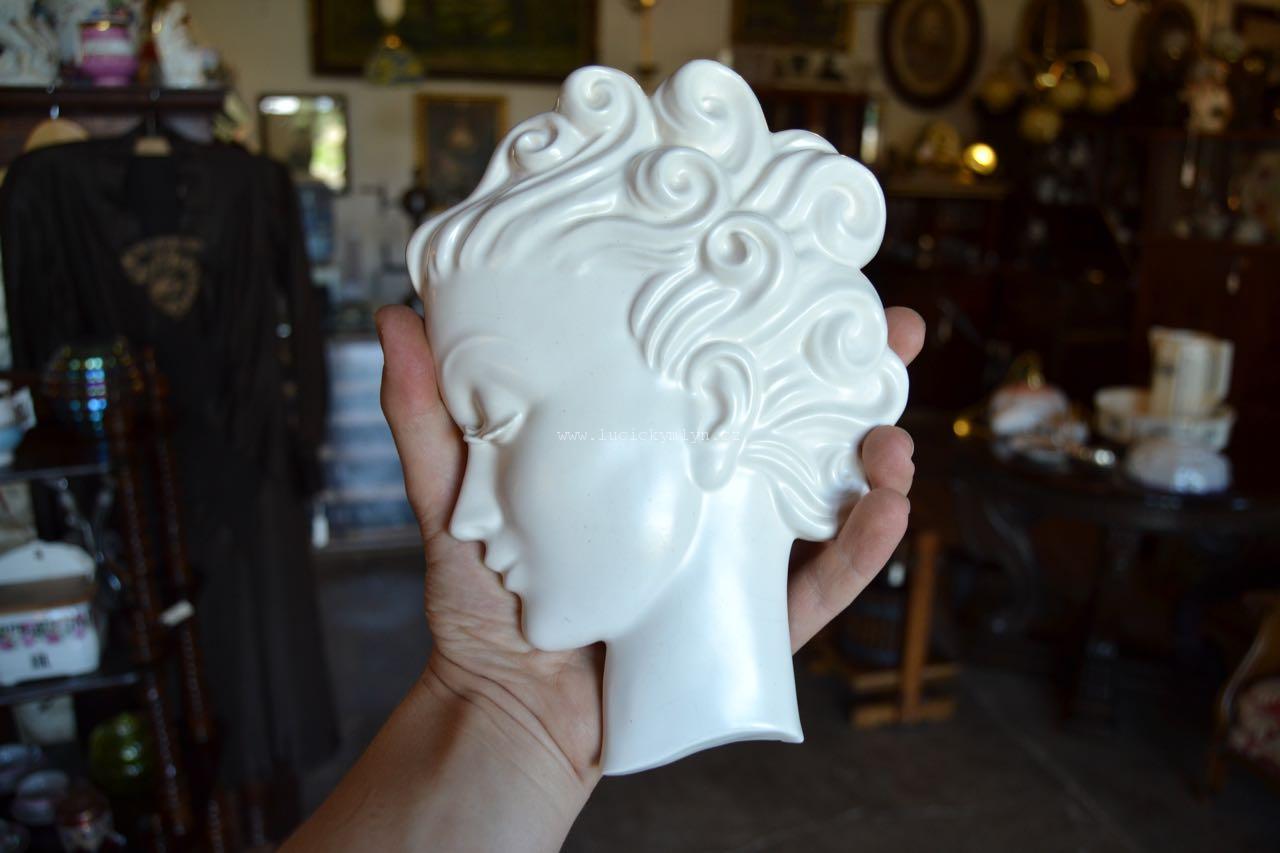 Zasněná dívka - nástěnný keramický reliéf ve stylu Art-deco