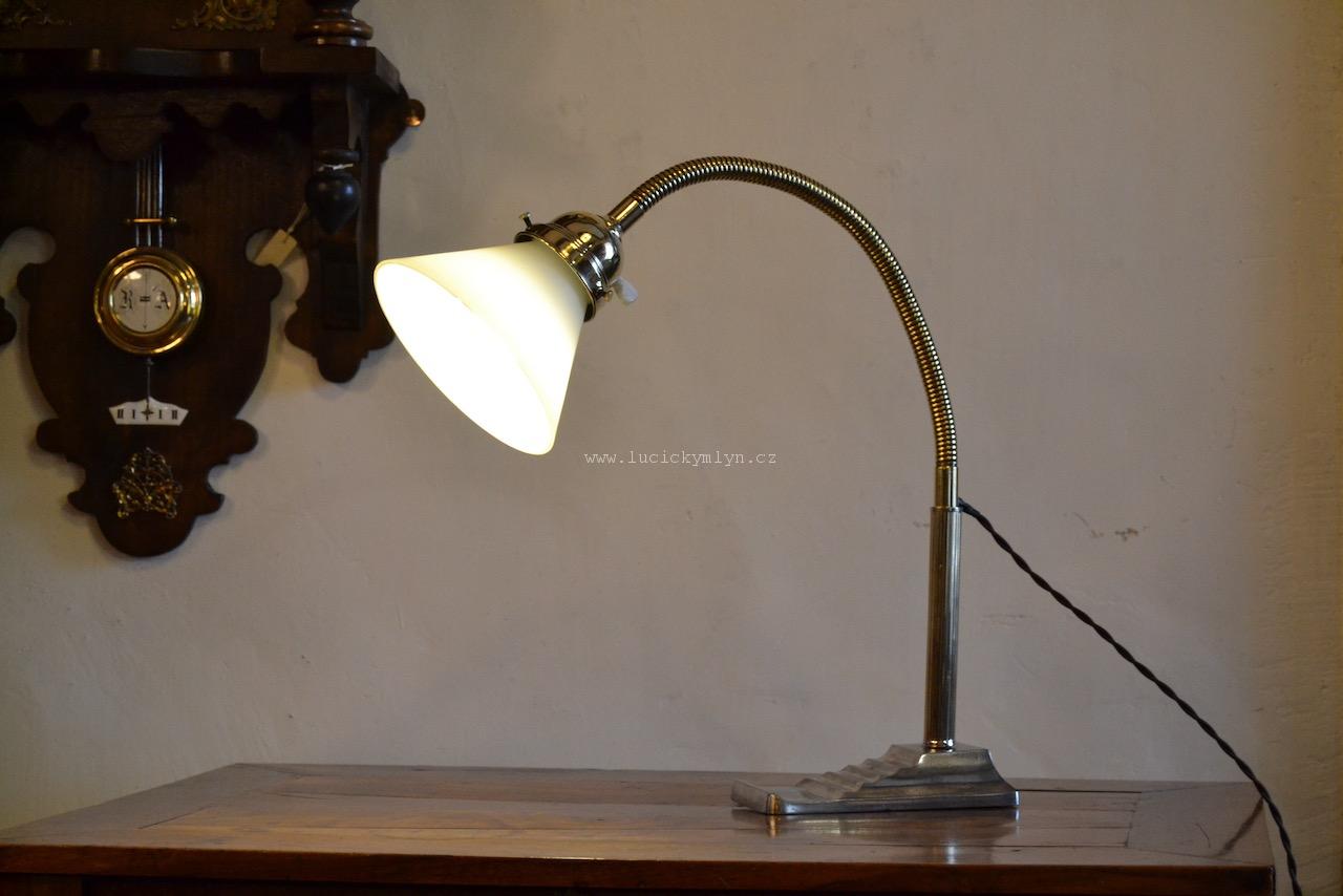 Kancelářská prvorepubliková lampička s ohebným kovovým krkem