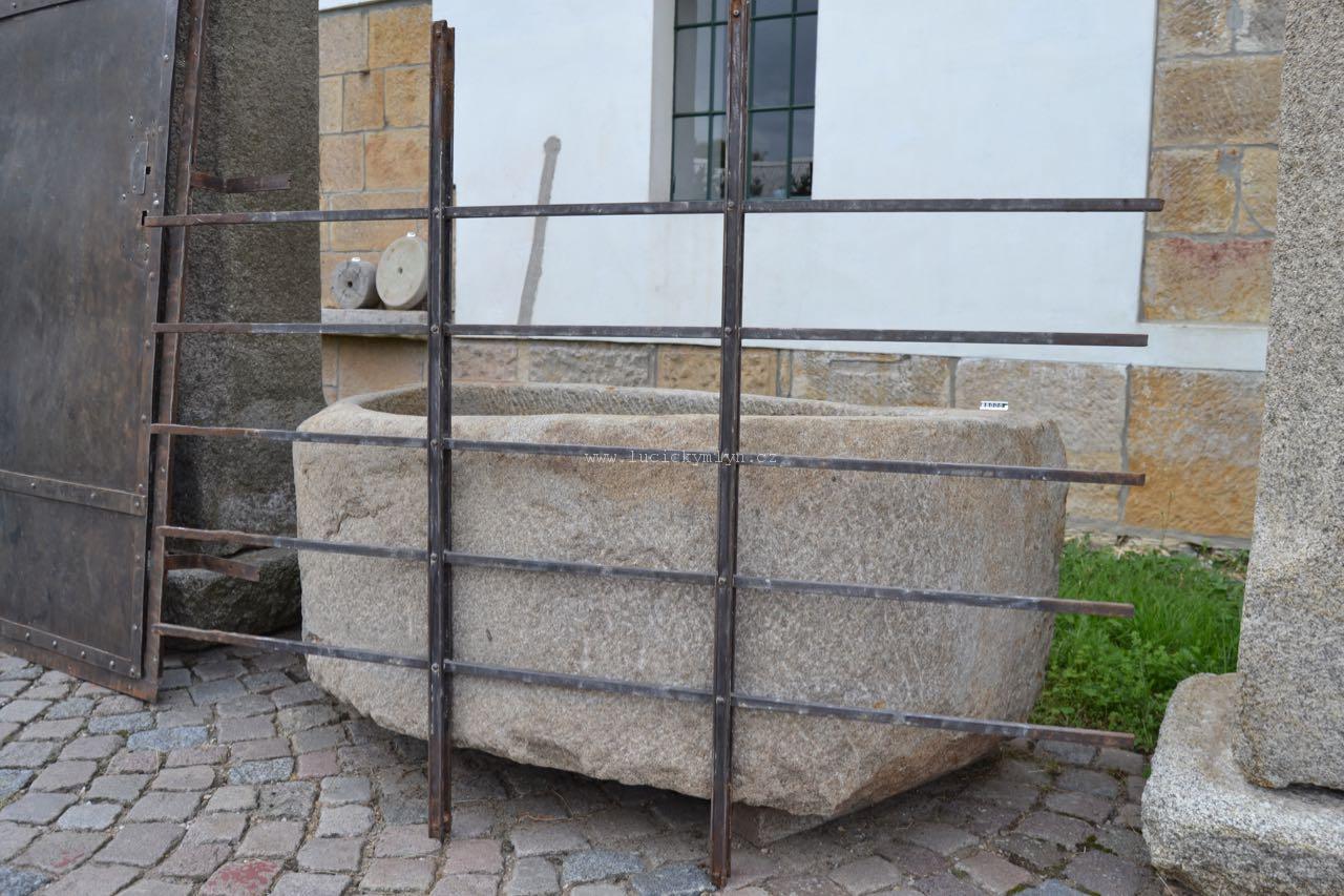 Větší pevná mříž (A) z ocelových hranolků a zdvojené dekorativní pásoviny