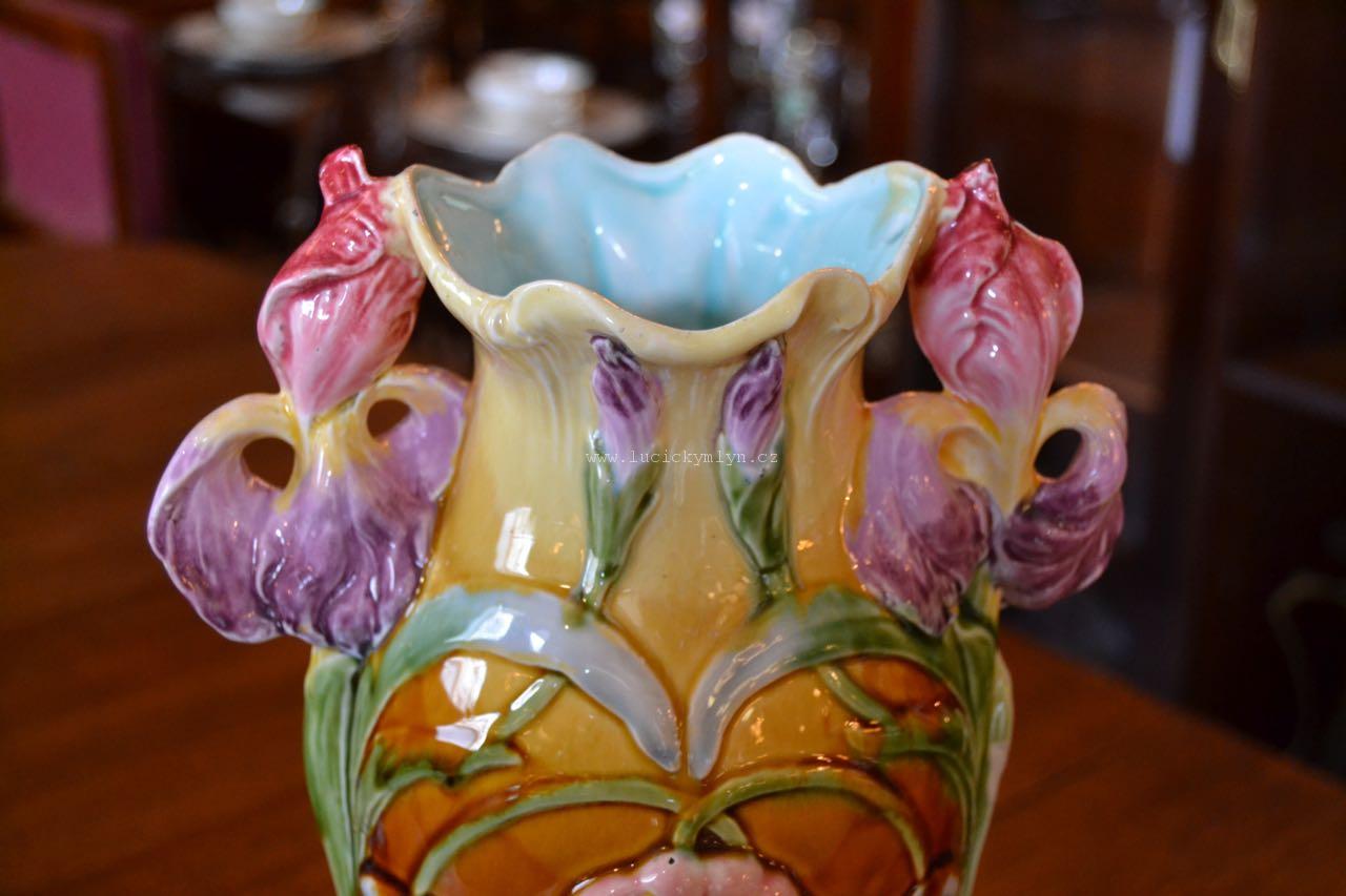 Secesní keramická váza s ladně tvarovanými i malovanými květinami