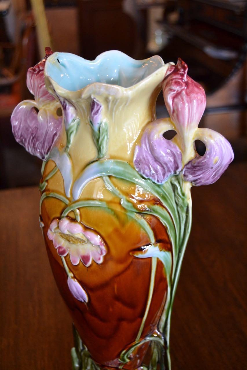 Secesní keramická váza s ladně tvarovanými i malovanými květinami