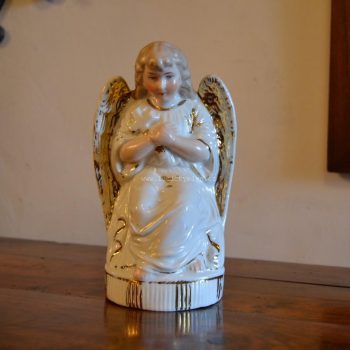 Porcelánová soška andílka se sepjatýma rukama