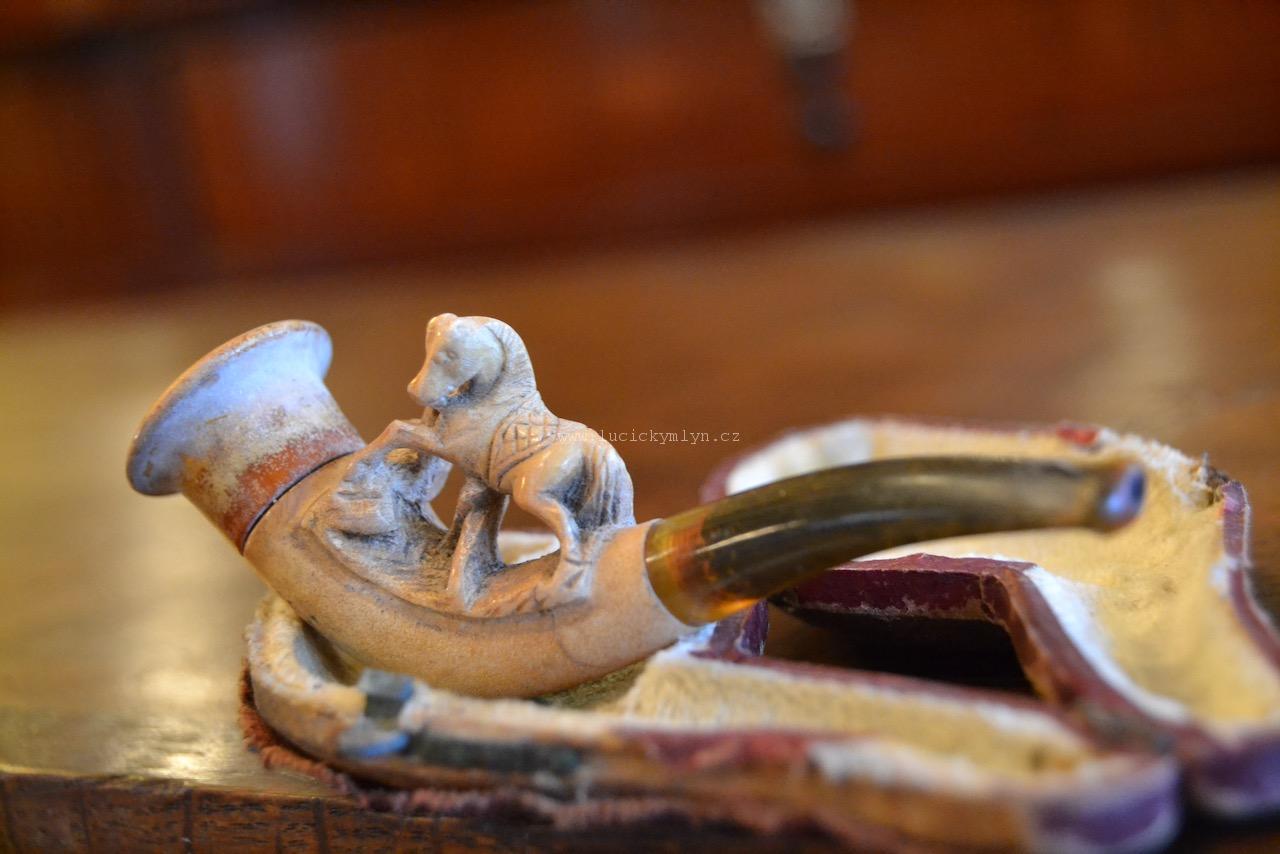 Starožitná kuřácká špička na cigáro ozdobená řezaným koníkem
