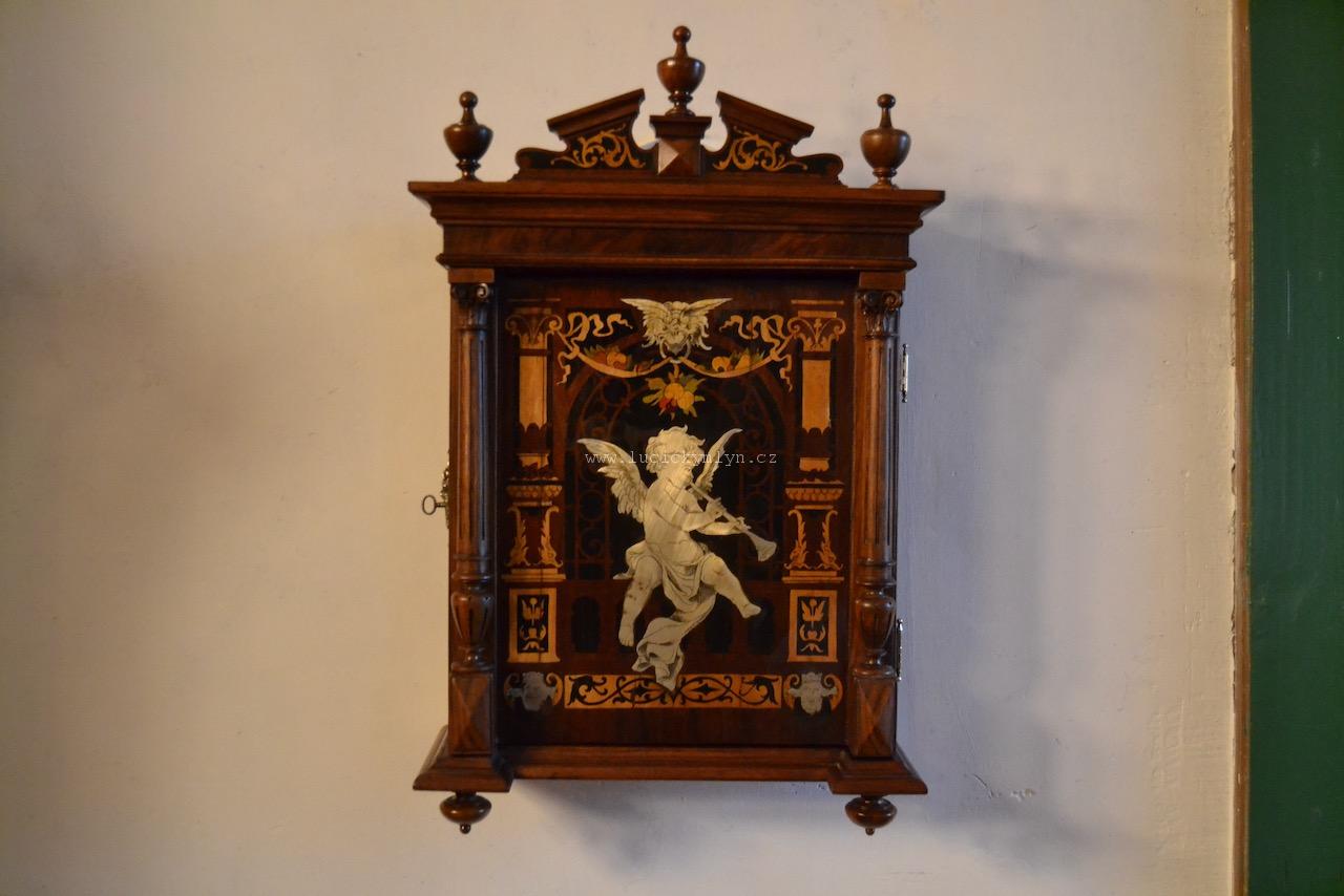 Luxusní závěsná renesanční skříňka na klíče
