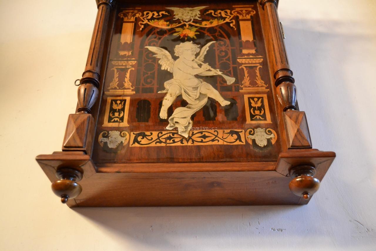 Luxusní závěsná renesanční skříňka na klíče