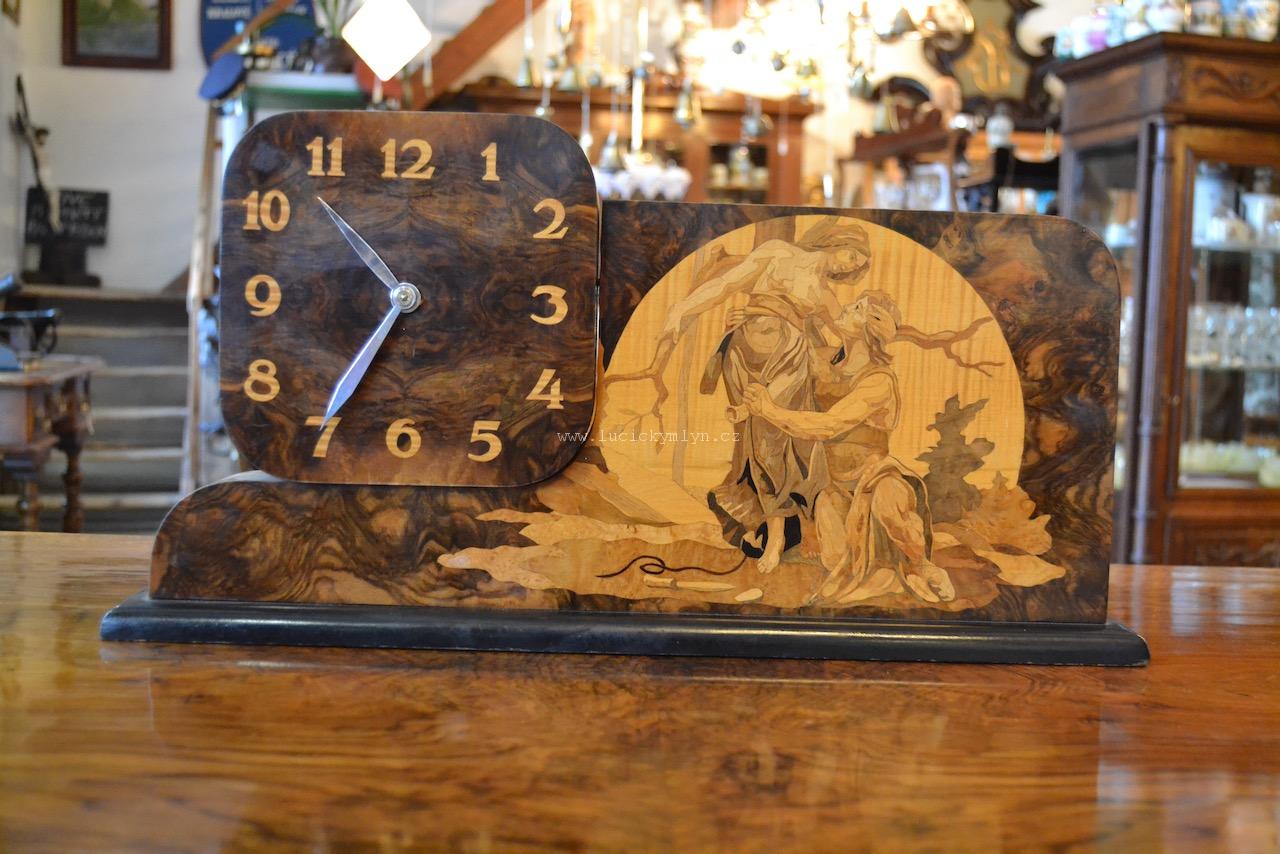 Originální prvorepublikové hodiny v umělecky zpracované skříňce