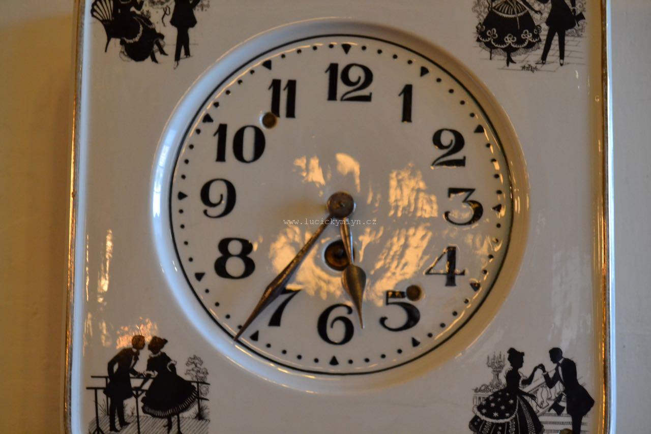 Kyvadlové hodiny s rokokovými postavičkami