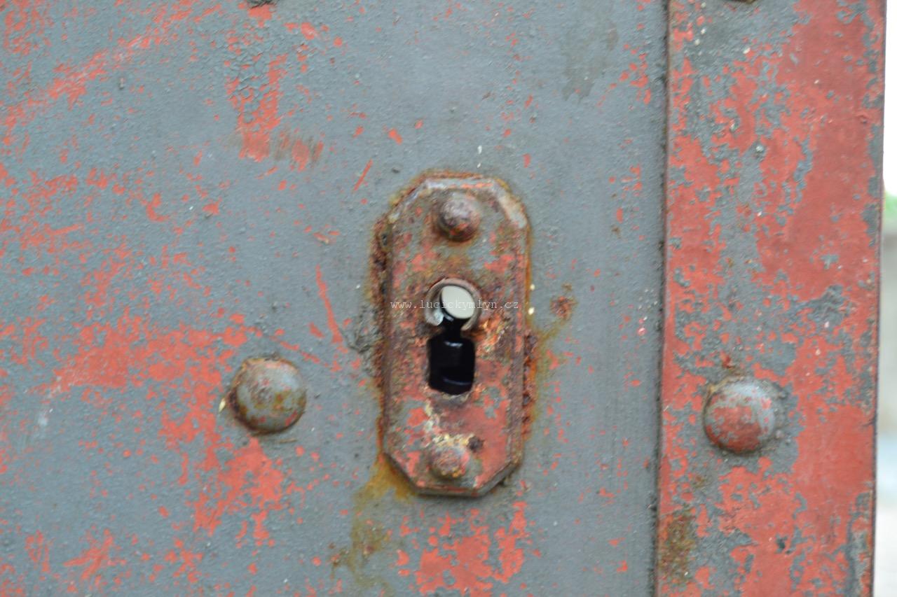 Robustní ocelové dveře s původními futry