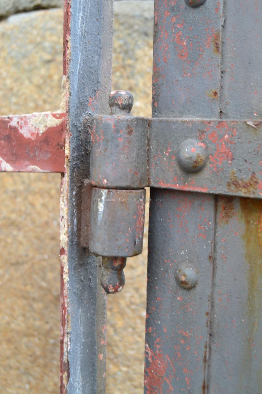 Robustní ocelové dveře s původními futry